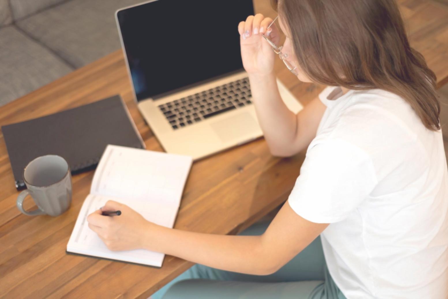 Planification financière stratégique avec documents et graphiques