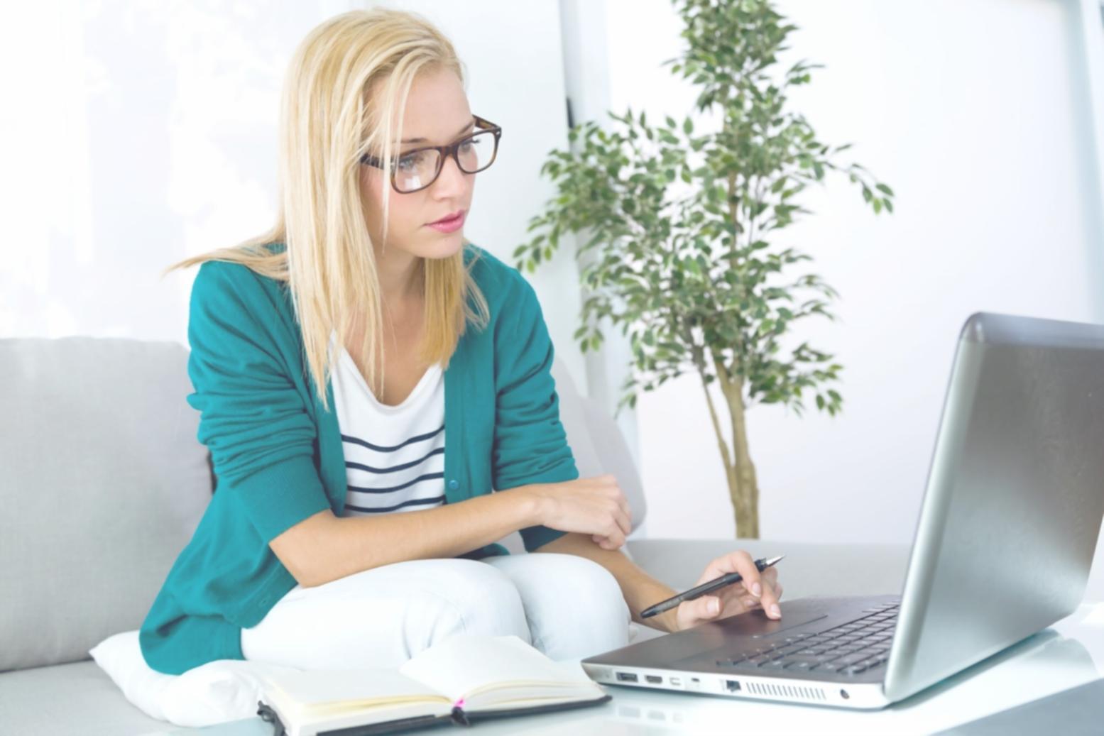 Bureau moderne avec équipe de consultants financiers
